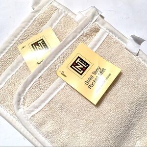 NWT LINENS N THINGS Solid Terry Pocket Mitt x 2